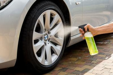 Jak stosować środek do czyszczenia samochodu APC?